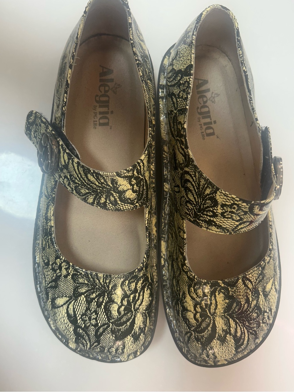 ALEGRIA PALOMA MARY JANE BLACK/CREAM FLORAL LACE PATENT LEATHER SHIES. Size 9